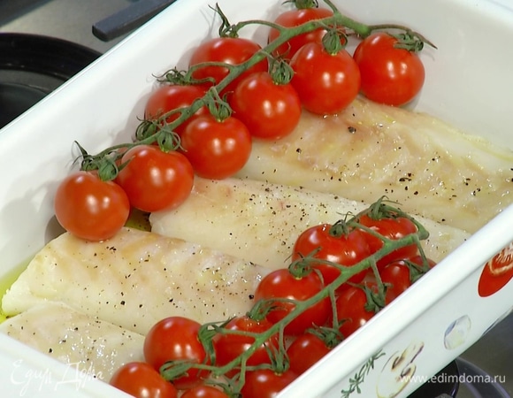 Запекать рыбу в разогретой духовке 10–12 минут.