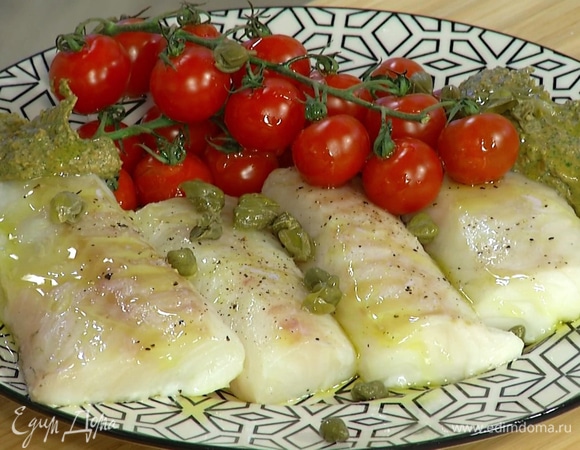 Запеченную треску с помидорами переложить на тарелку, сверху выложить соус, посыпать все каперсами и сбрызнуть оставшимся оливковым маслом.