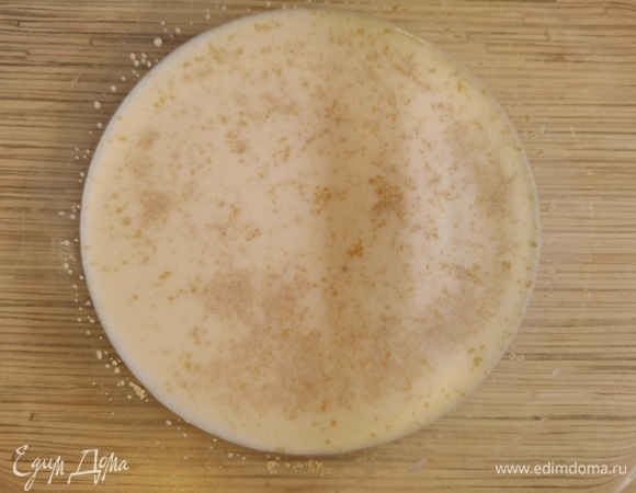 Дрожжи растворить в теплом молоке. Оставить на 10 минут до появления шапочки.