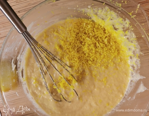 В молоко всыпать сахар и соль, вбить яйцо, перемешать. Постепенно добавить муку. Влить растительное масло, тщательно перемешать. В конце добавить цедру. Снимать ее удобно специальным ножом, а можно натереть на мелкой терке.