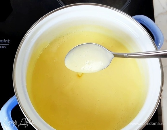 Яйца смешиваем с сахаром, добавляем сливки. Нагреваем при постоянном помешивании до загустения (почти до кипения). Затем остужаем крем до комнатной температуры.