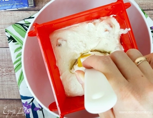 Форму для пасхи наполняем творожной смесью, накрываем пленкой и убираем в холодильник на ночь. Размер моей формы: высота — 12 см, по дну — 12 см, по верху — 6 см.<br />
Аккуратно разбираем форму. Украшаем по желанию. Приятного аппетита!