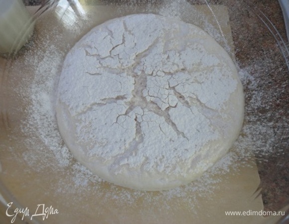 В молоке с 1 ч. л. сахара развести дрожжи и посыпать их мукой. Оставить в тепле до появления характерных трещинок от поднявшихся дрожжей.