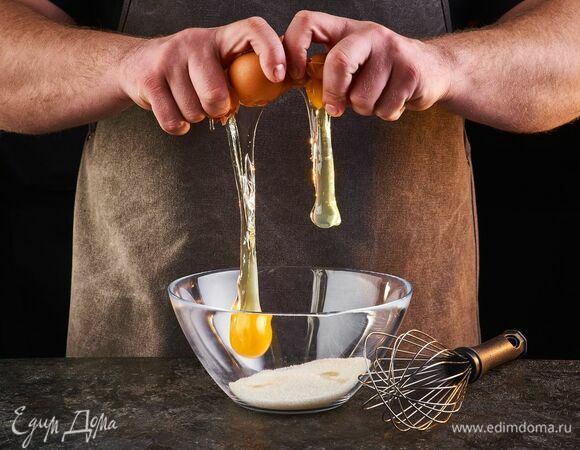 Взбейте венчиком яйца с сахаром.