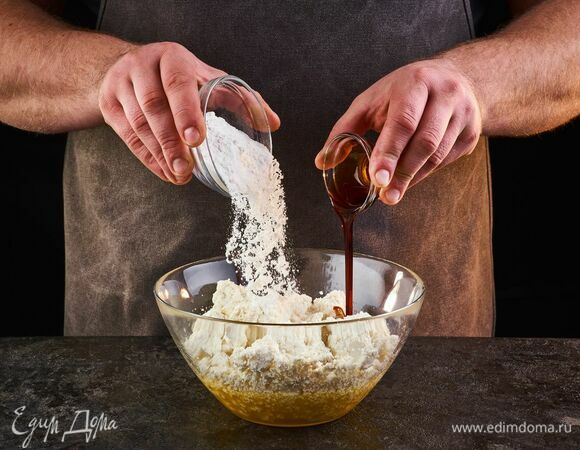 Добавьте рисовую муку и ванильный экстракт.