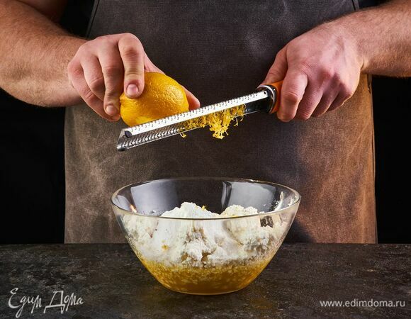 Натрите лимонную цедру, добавьте соль по вкусу и еще раз взбейте. Масса должна посветлеть и увеличиться в размере.