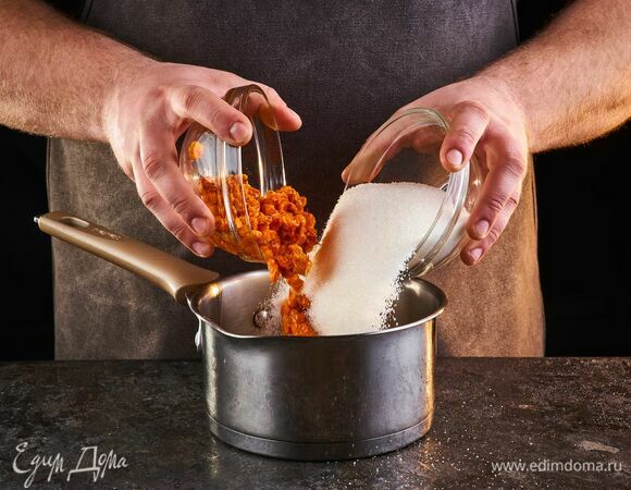 Приготовьте джем. Выложите облепиху в кастрюлю и засыпьте сахаром. Поставьте на сильный огонь и, помешивая, доведите до кипения. За это время облепиха пустит сок. Варите 10–15 минут на среднем огне. 