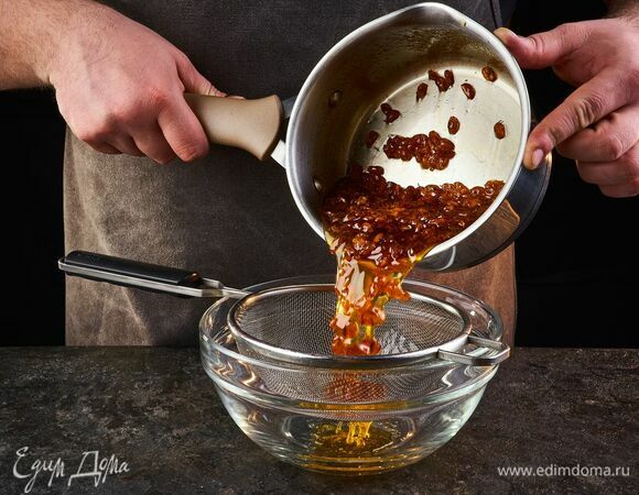 Протрите смесь через сито в другую кастрюлю. Поставьте на средний огонь и варите, помешивая, в течение 20–30 минут. Джем должен увариться примерно на треть.