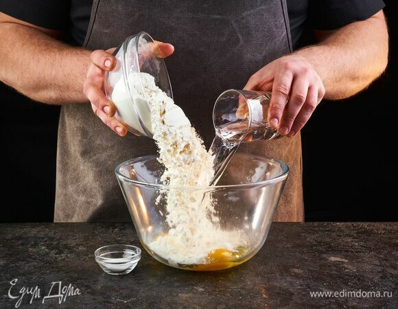Муку дважды просейте. Добавьте к муке яйца, соль и, постепенно вливая холодную воду, замесите тесто — оно должно получиться крутым.