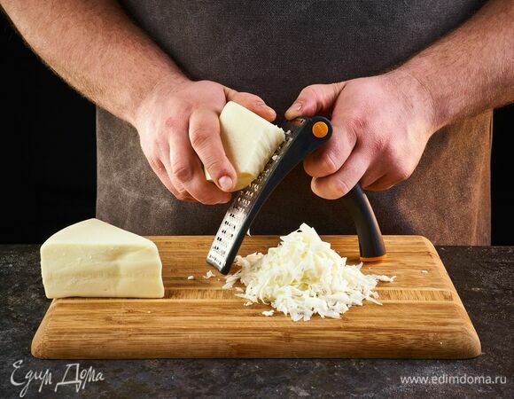 Приготовьте начинку: сулугуни Сернурского сырзавода натрите на терке.