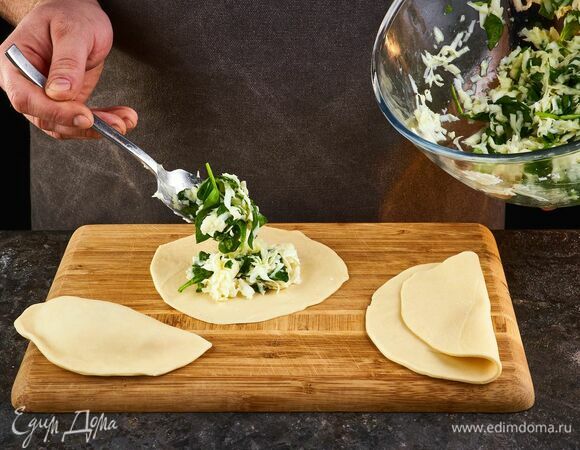 Выложите начинку и слепите вареники.