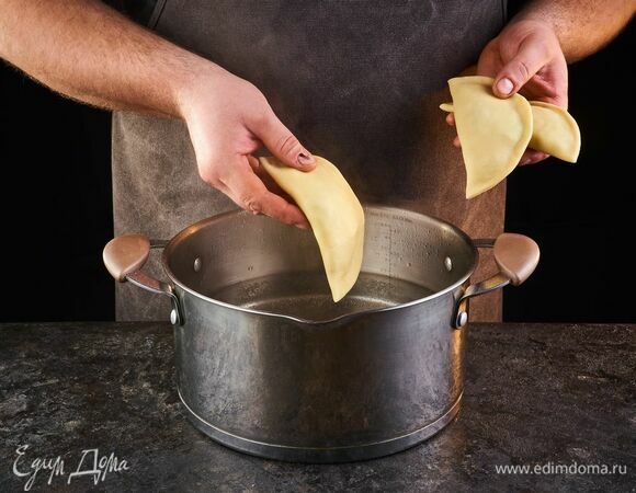 Варите вареники в подсоленной воде 5–6 минут.