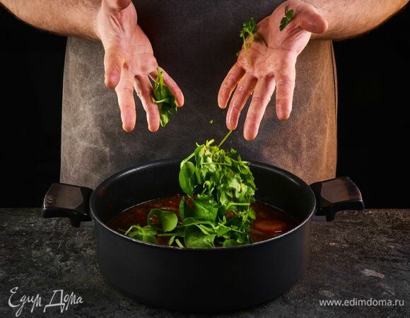 Для подачи отложите несколько листьев шпината, растопите сливочное масло, добавьте чеснок, томите 5–7 минут на слабом огне.