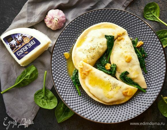 Подавайте вареники со сливочным маслом, томленным с чесноком.