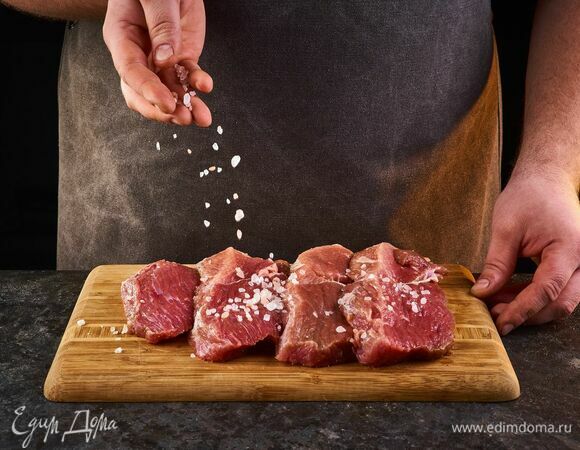 Говяжью лопатку ФХ «Бифстори» разрежьте на порционные кусочки, немного посолите.
