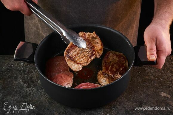 На раскаленную сковороду влейте растительное масло, выложите говядину. Обжаривайте мясо в течение 5 минут. Затем переложите в миску.
