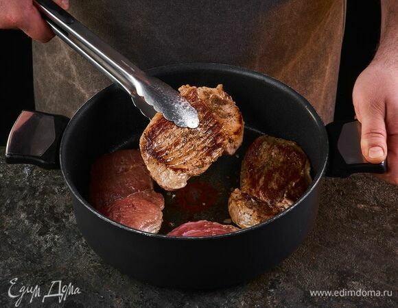 На раскаленную сковороду влейте растительное масло, выложите говядину. Обжаривайте мясо в течение 5 минут. Затем переложите в миску.