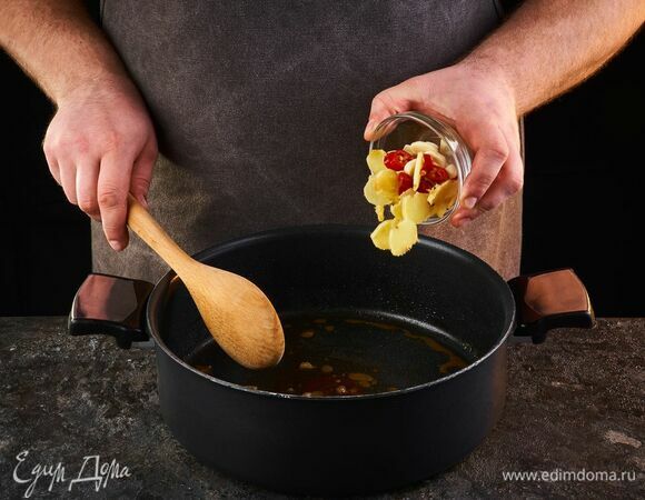 В эту же сковороду выложите имбирь, чили, чеснок.