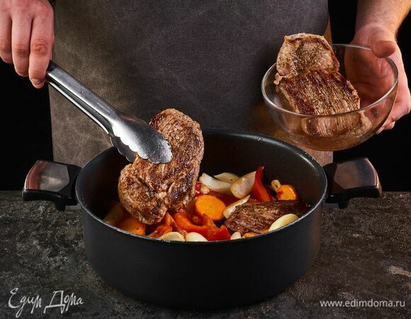 Верните в сковороду обжаренное мясо.