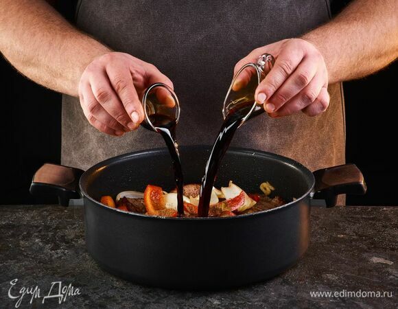 Влейте соевый соус и уксус.