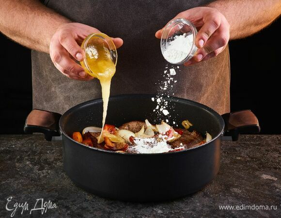 Добавьте мед и крахмал.