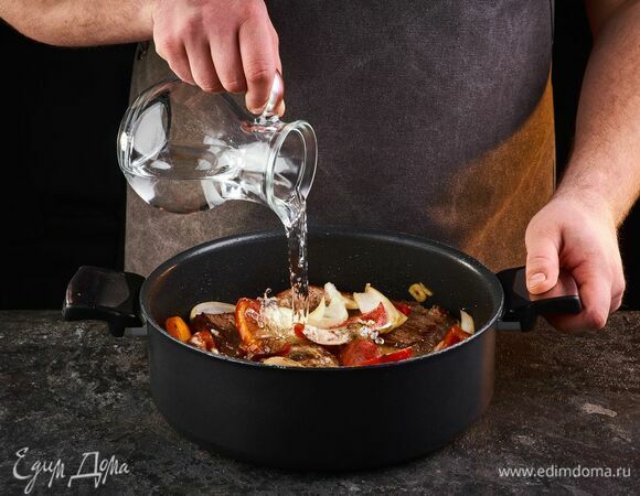 Залейте водой и тушите до готовности говядины около 1 часа. В конце приготовления добавьте к мясу кинзу и шпинат.