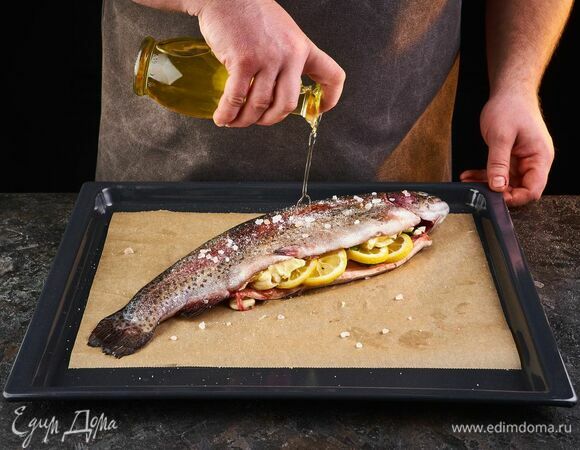 Полейте рыбу растительным маслом и посолите.