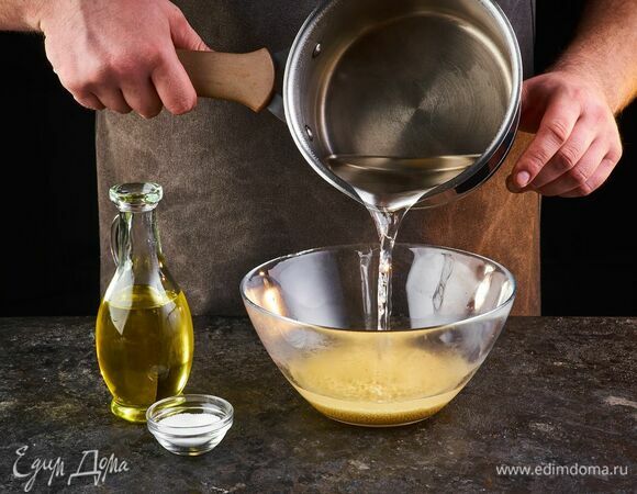 Кускус высыпьте в миску. Залейте кипятком, посолите и добавьте немного растительного масла. Оставьте на 5 минут.