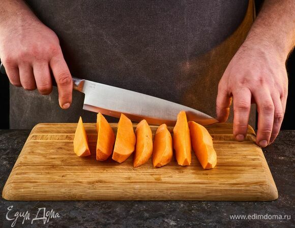 Батат нарежьте крупными кусками.