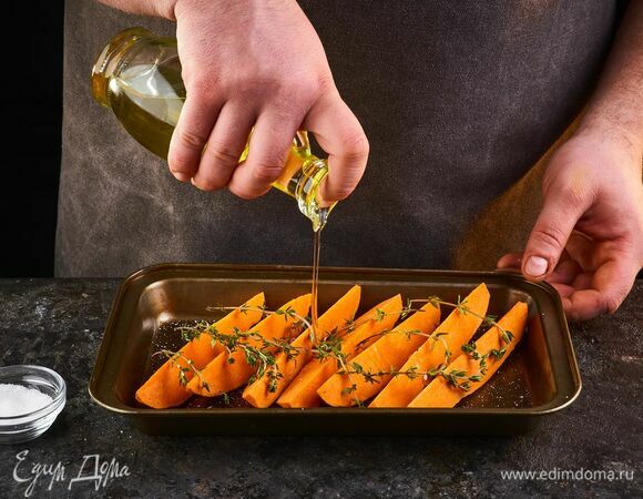 Выложите на противень. Посолите, добавьте тимьян, полейте растительным маслом. Запекайте в духовке, разогретой до 180°С, около 25 минут.