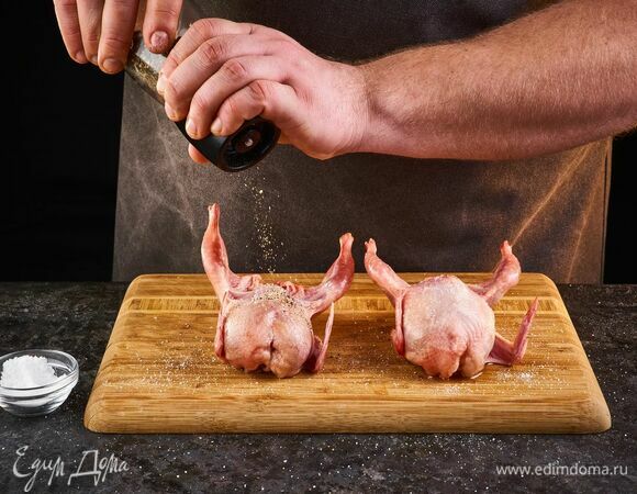 Тушки перепелок с маркетплейса «Свое Родное» натрите солью, перцем.