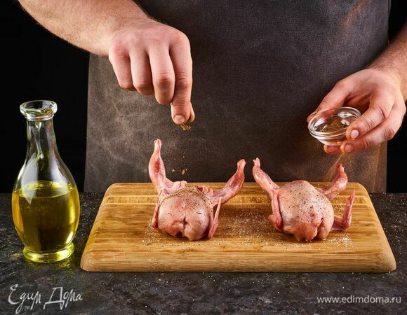 Посыпьте гвоздикой, смажьте растительным маслом. Выложите на противень. Запекайте в духовке, разогретой до 180°С, около 25 минут.