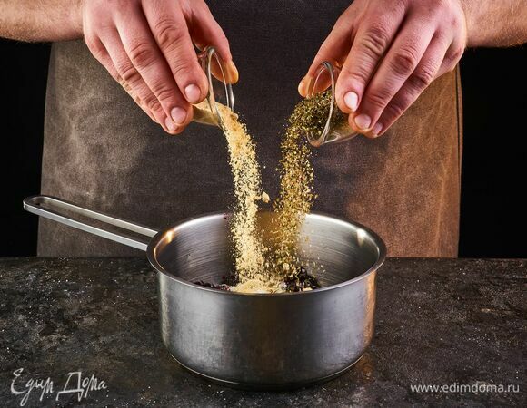Добавьте молотый имбирь, сушеные прованские травы, соль и растительное масло.
