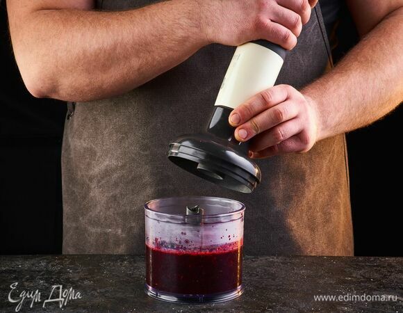 Поместите кастрюлю на плиту. Тушите ягоды, чтобы они пустили сок, на среднем огне около 4–5 минут. Перелейте массу в чашу блендера и измельчите до однородной консистенции. Остудите соус.