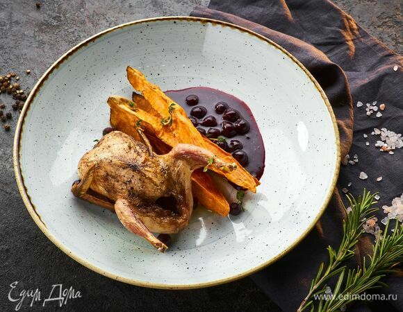 Подавайте перепелок с черносмородиновым соусом.