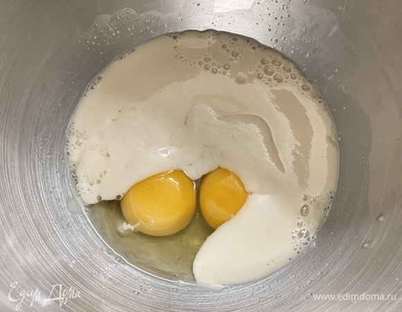 Добавить яйца.