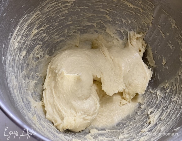 Накрыть тесто полотенцем и поставить в теплое место до увеличения массы в объеме в 2 раза.