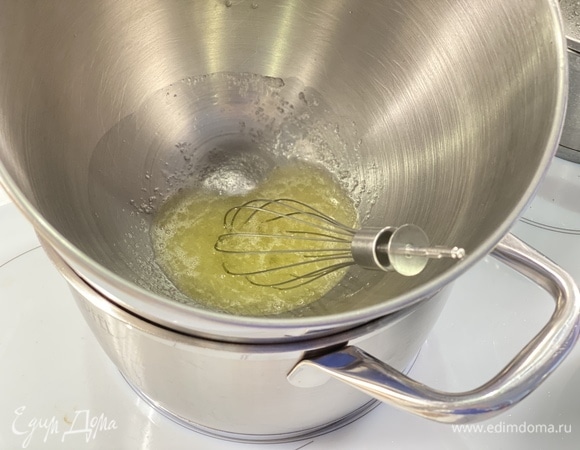 Приготовим швейцарскую меренгу. Нагреть сахар и белки на водяной бане до 50–75°C. Помешивать венчиком.