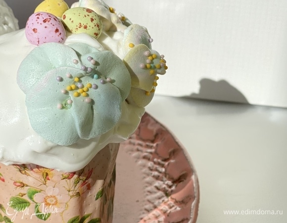Теперь покрыть кулич меренгой и украсить разноцветными посыпками, цветами из безе. Или же на свой вкус.