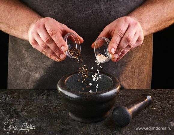 Соль, перец выложите в ступку.