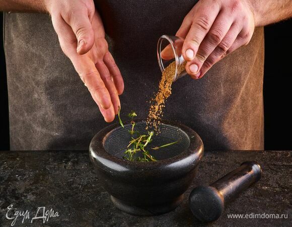 Всыпьте кориандр, тимьян и розмарин. Разотрите в ступке.