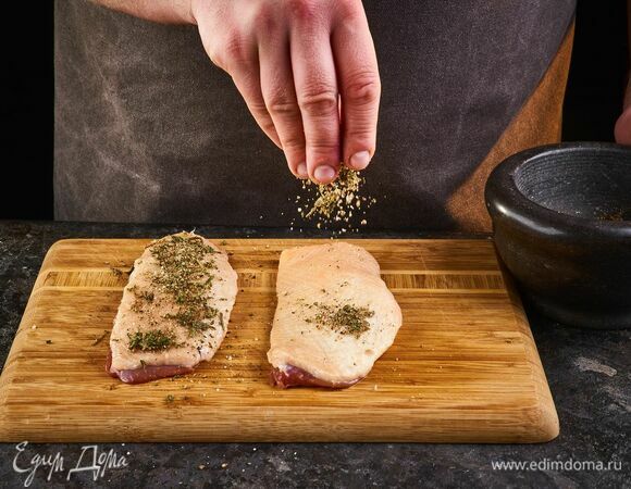 Натрите сухой смесью утиные грудки с маркетплейса «Свое Родное». Оставьте на 20 минут настояться.