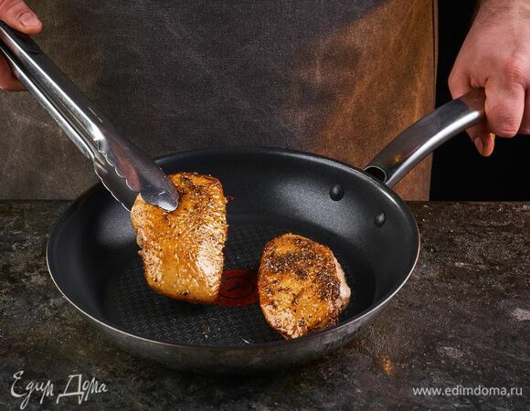 Обжаривайте грудки с двух сторон до золотистого цвета в течение 8–10 минут. <br />
Если утиная грудка толстая, то после обжарки дополнительно запекайте ее около 15–20 минут в духовке.