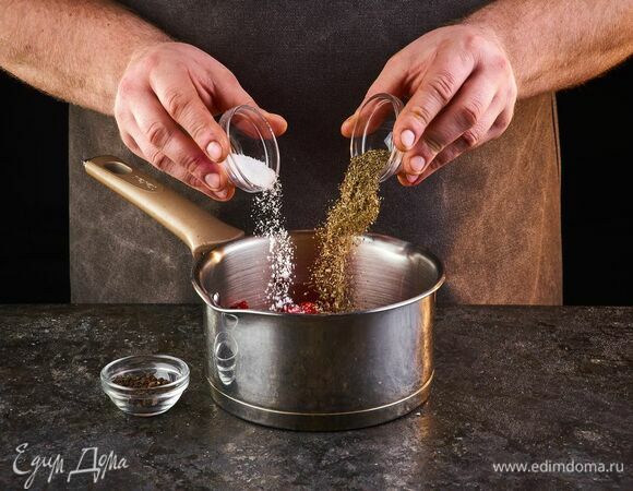 Добавьте майоран, молотый перец, соль.