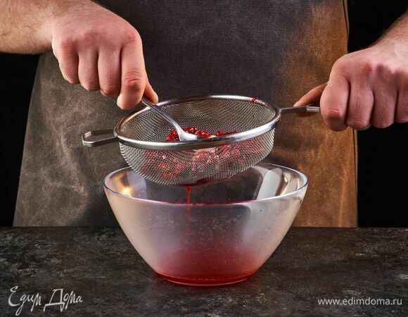 Поместите сотейник на плиту, доведите до кипения и готовьте соус 15 минут. После этого процедите массу через сито, жмых удалите. Перелейте ягодное пюре обратно в сотейник. Томите 2 минуты и снова перетрите через сито. Затем еще немного потомите соус на огне, уваривая до желаемой густоты.