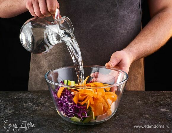 Выложите в чашу. Залейте холодной водой и оставьте на 15 минут, чтобы овощи стали твердыми и хрустящими. При желании посолите и добавьте масло.