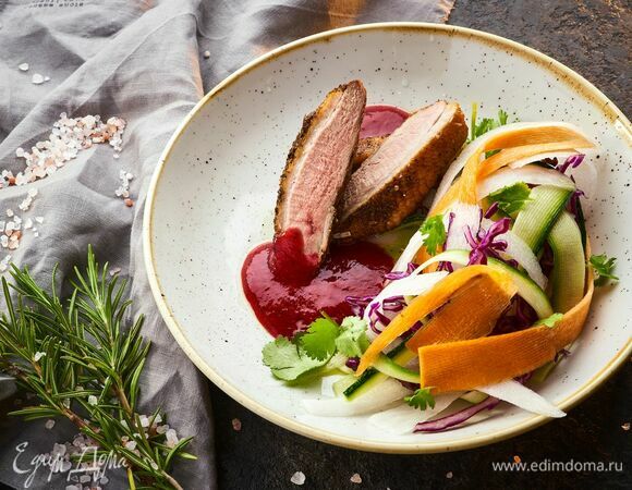 Перед подачей грудку нарежьте кусочками и полейте соусом из красной смородины.