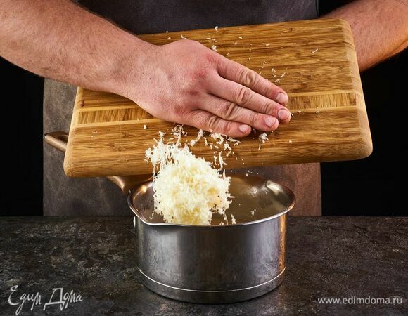 Добавьте в готовую кашу, перемешайте. Накройте крышкой и оставьте на 5 минут.