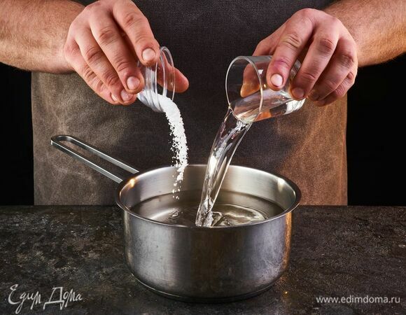 Сварите яйцо пашот. Сотейник наполните водой, добавьте уксус и соль, перемешайте.