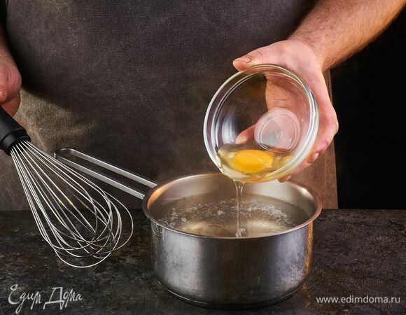 Яйцо заранее аккуратно разбейте в маленькую миску. Воду доведите до кипения, сделайте средний огонь. При помощи венчика закрутите воронку и быстро, но осторожно опустите яйцо в центр этой воронки. Варите 3 минуты. Яйцо достаньте и выложите на бумажное полотенце, чтобы впиталась лишняя влага.